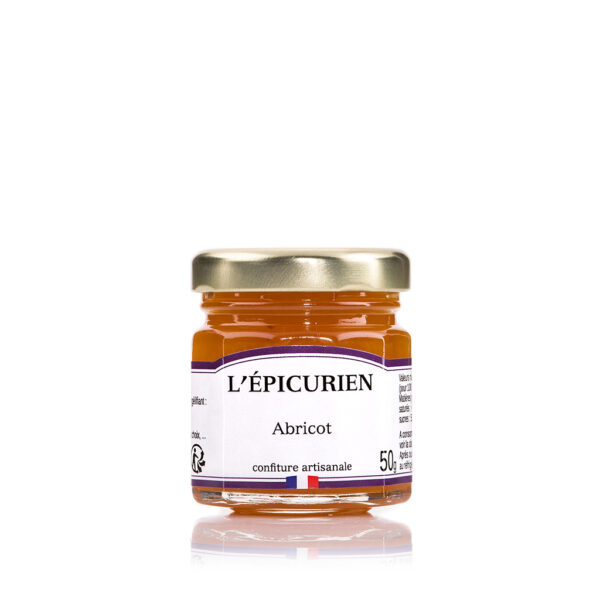 Photo d'une confiture, présentée sur un fond blanc.