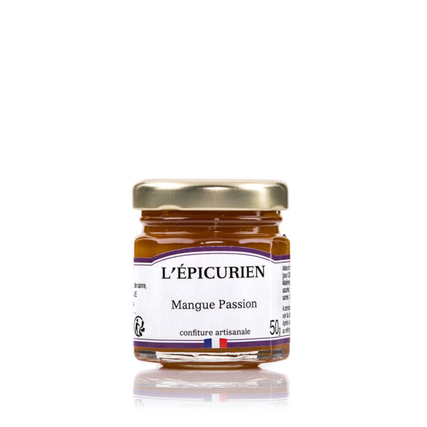Photo d'une confiture, présentée sur un fond blanc.