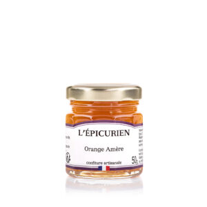 Photo d'une confiture, présentée sur un fond blanc.