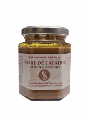 Photo d'un pot de beurre de cacahuètes, présentée sur un fond blanc.