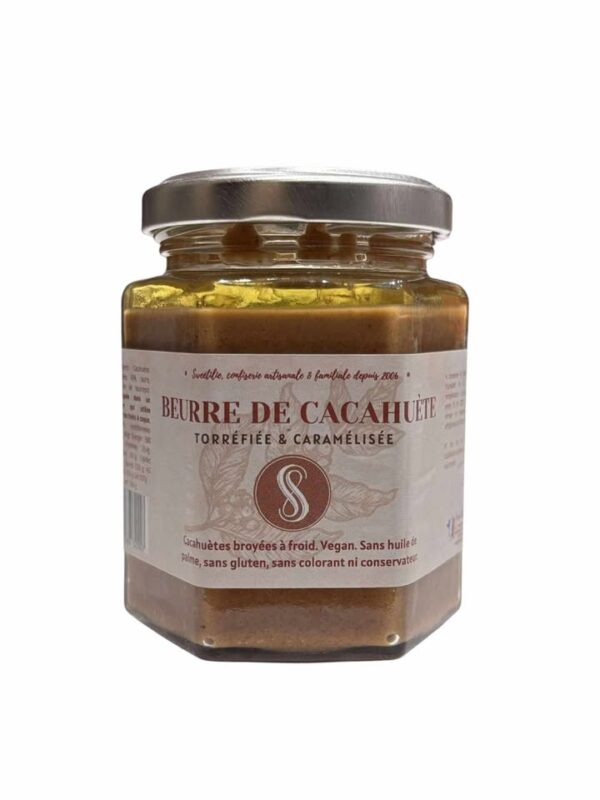 Photo d'un pot de beurre de cacahuètes, présentée sur un fond blanc.