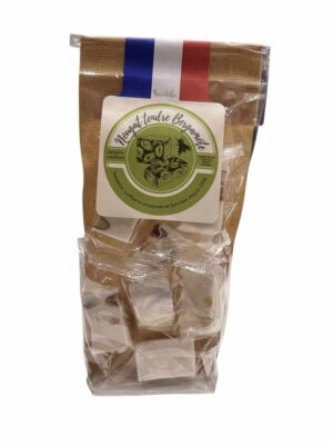 Photo d'un paquet de nougat, présentée sur un fond blanc.