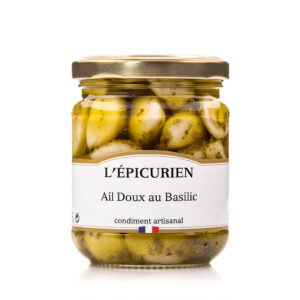 Photo d'un pot d'ail confit, présenté sur un fond blanc.