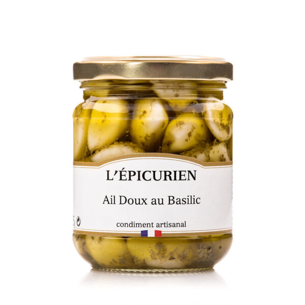 Photo d'un pot d'ail confit, présenté sur un fond blanc.