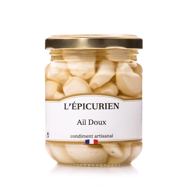 Photo d'un pot d'ail confit, présenté sur un fond blanc.