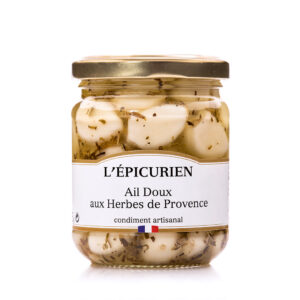 Photo d'un pot d'ail confit, présenté sur un fond blanc.