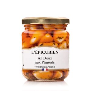 Photo d'un pot d'ail confit, présenté sur un fond blanc.