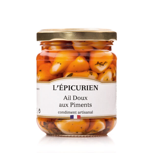 Photo d'un pot d'ail confit, présenté sur un fond blanc.