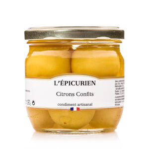 Photo d'un pot de citrons confits, présenté sur un fond blanc.