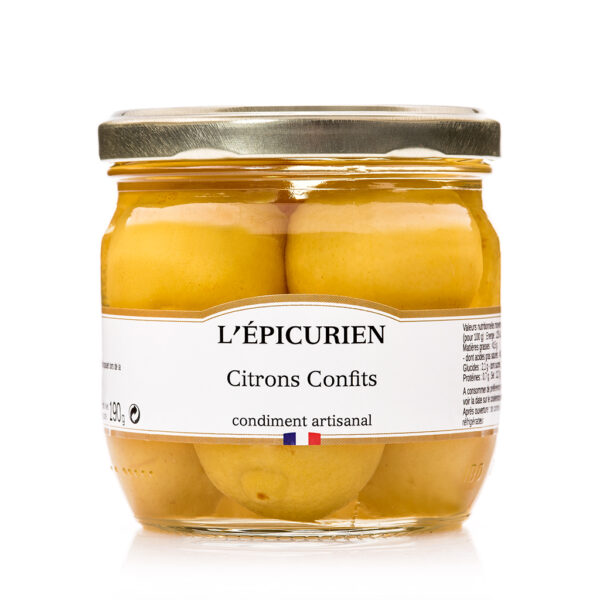 Photo d'un pot de citrons confits, présenté sur un fond blanc.