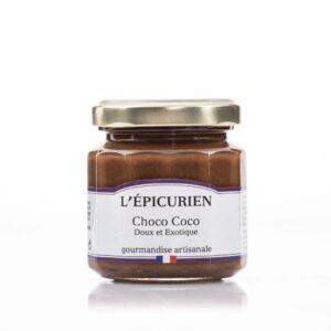 Photo d'une pâte à tartiner, présentée sur un fond blanc. Parfait en accompagnement d'un bon petit déjeuner ou d'un goûter.