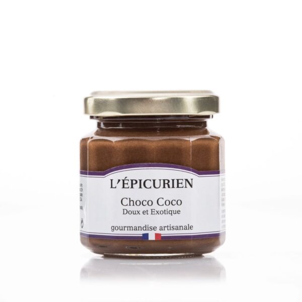 Photo d'une pâte à tartiner, présentée sur un fond blanc. Parfait en accompagnement d'un bon petit déjeuner ou d'un goûter.