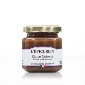 Photo d'une pâte à tartiner, présentée sur un fond blanc. Parfait en accompagnement d'un bon petit déjeuner ou d'un goûter.