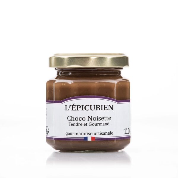 Photo d'une pâte à tartiner, présentée sur un fond blanc. Parfait en accompagnement d'un bon petit déjeuner ou d'un goûter.