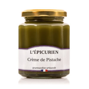 Photo d'une crème, présentée sur un fond blanc.