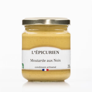 Photo d'une moutarde, présentée sur un fond blanc.