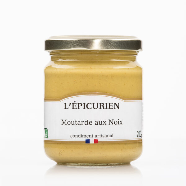 Photo d'une moutarde, présentée sur un fond blanc.
