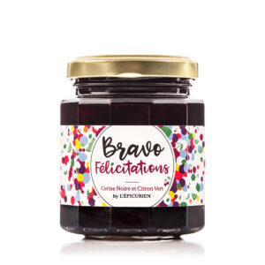 Photo d'une confiture, présentée sur un fond blanc.
