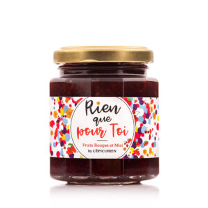Photo d'une confiture, présentée sur un fond blanc.