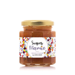 Photo d'une confiture, présentée sur un fond blanc.