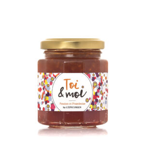 Photo d'une confiture, présentée sur un fond blanc.