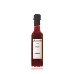 Photo d'un vinaigre, présentée sur un fond blanc. Parfait en accompagnement d'un plat.