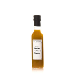 Photo d'un vinaigre, présentée sur un fond blanc. Parfait en accompagnement d'un plat.