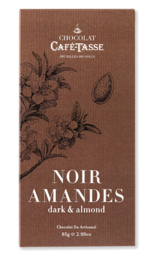 Photo d'une tablette de chocolat, présentée sur un fond blanc.