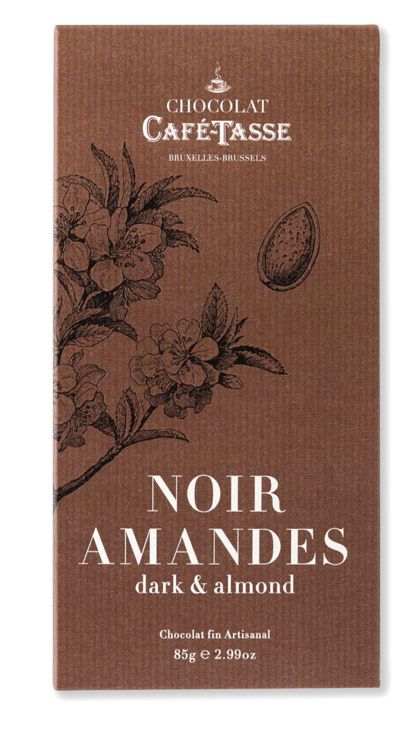 Photo d'une tablette de chocolat, présentée sur un fond blanc.