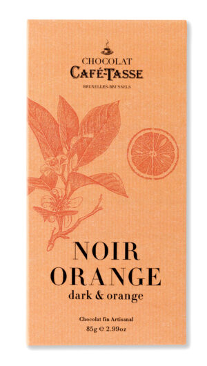 Photo d'une tablette de chocolat, présentée sur un fond blanc.