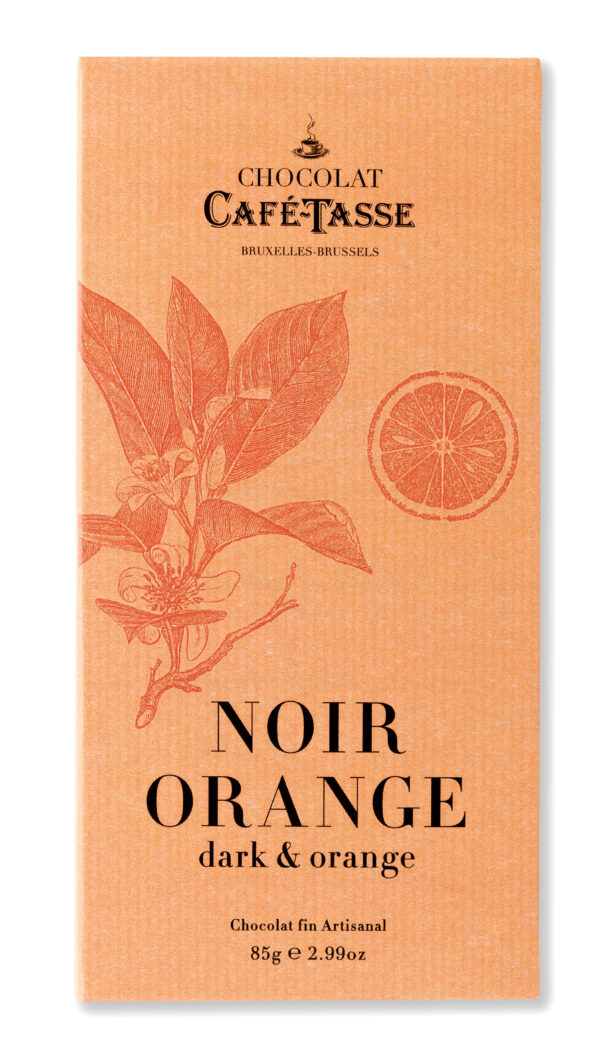 Photo d'une tablette de chocolat, présentée sur un fond blanc.