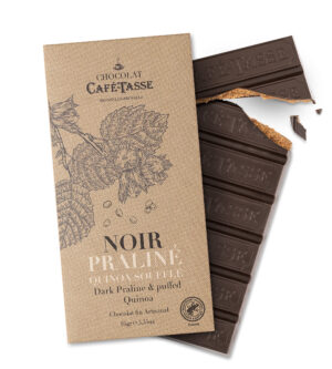 Photo d'une tablette de chocolat, présentée sur un fond blanc.