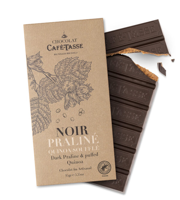 Photo d'une tablette de chocolat, présentée sur un fond blanc.