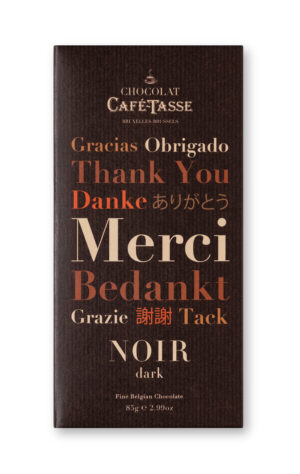 Photo d'une tablette de chocolat, présentée sur un fond blanc.