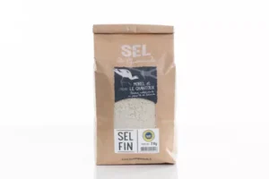 Photo d'un paquet de sel, présentée sur un fond blanc.