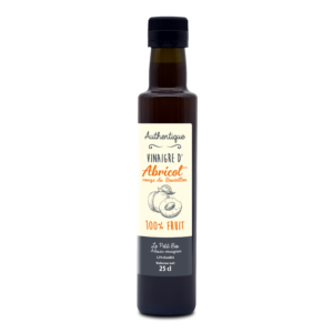 Photo d'un vinaigre, présentée sur un fond blanc. Parfait en accompagnement d'un plat.