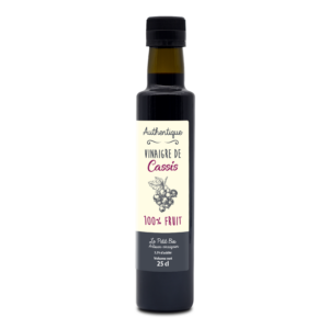 Photo d'un vinaigre, présentée sur un fond blanc. Parfait en accompagnement d'un plat.