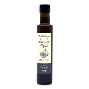 Photo d'un vinaigre, présentée sur un fond blanc. Parfait en accompagnement d'un plat.