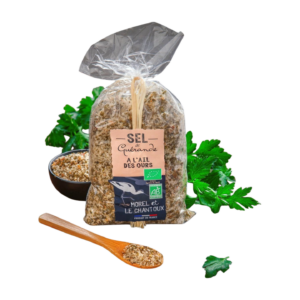 Photo d'un sachet de sel, présentée sur un fond blanc. Parfait en accompagnement d'un plat.