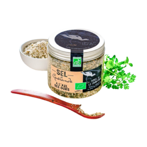 Photo d'une boite de sel, présentée sur un fond blanc. Parfait en accompagnement d'un plat.