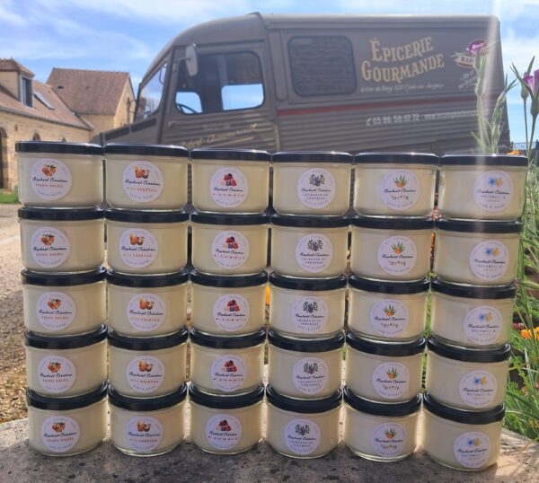 Bougies 380g, présenté sur un fond coloré.