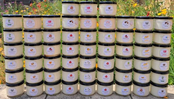 Bougie 190g, sur un fond coloré.