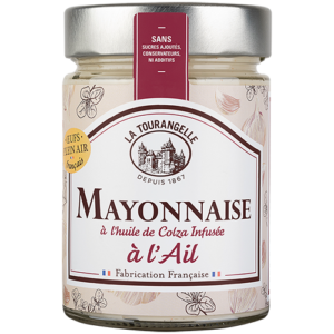 Photo d'une mayonnaise, présentée sur un fond blanc. Parfait en accompagnement d'un plat.