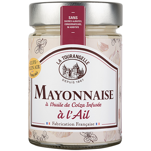 Photo d'une mayonnaise, présentée sur un fond blanc. Parfait en accompagnement d'un plat.