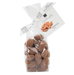 Photo d'un sachet de noix enrobés de chocolat, présenté sur un fond blanc.