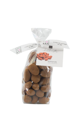 Photo d'un sachet de noix enrobés de chocolat, présenté sur un fond blanc.