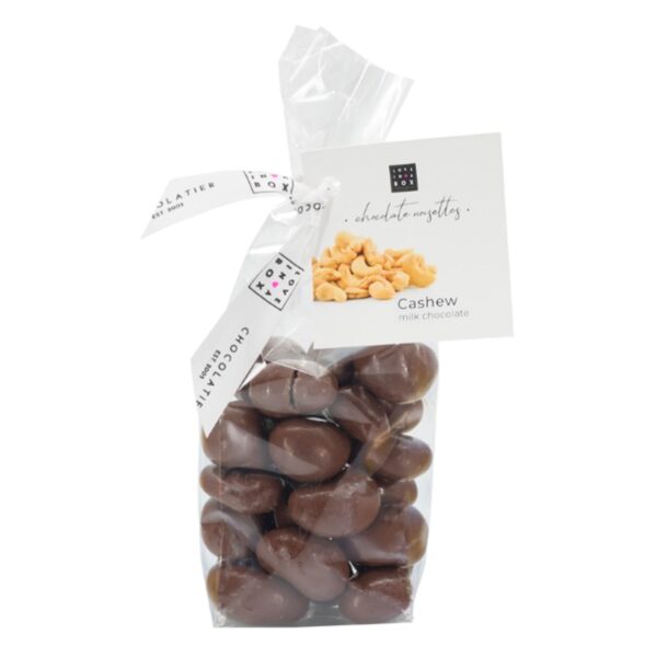 Photo d'un sachet de noix enrobés de chocolat, présenté sur un fond blanc.