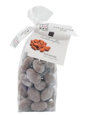Photo d'un sachet de noix enrobés de chocolat, présenté sur un fond blanc.