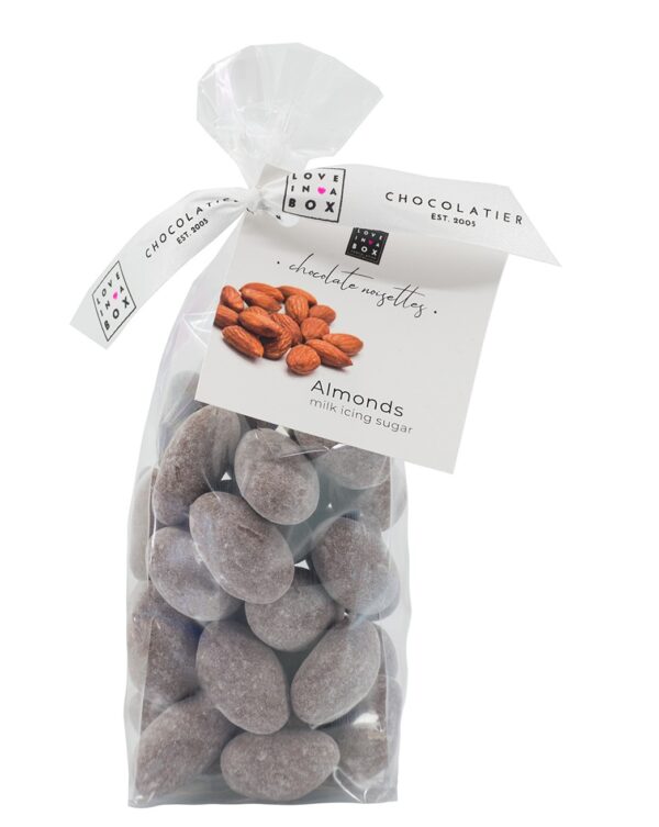 Photo d'un sachet de noix enrobés de chocolat, présenté sur un fond blanc.