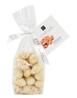 Photo d'un sachet de noix enrobés de chocolat, présenté sur un fond blanc.